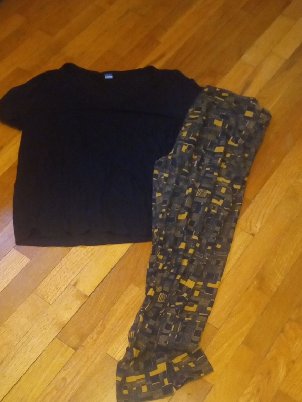 Black Tee with Geo Patterned Leggings - Yellow & black , large